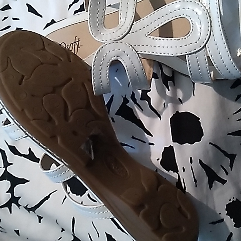 Eurosoft by Sofft size 8M White patent slip on sandal with small heal - Picture 2 of 3